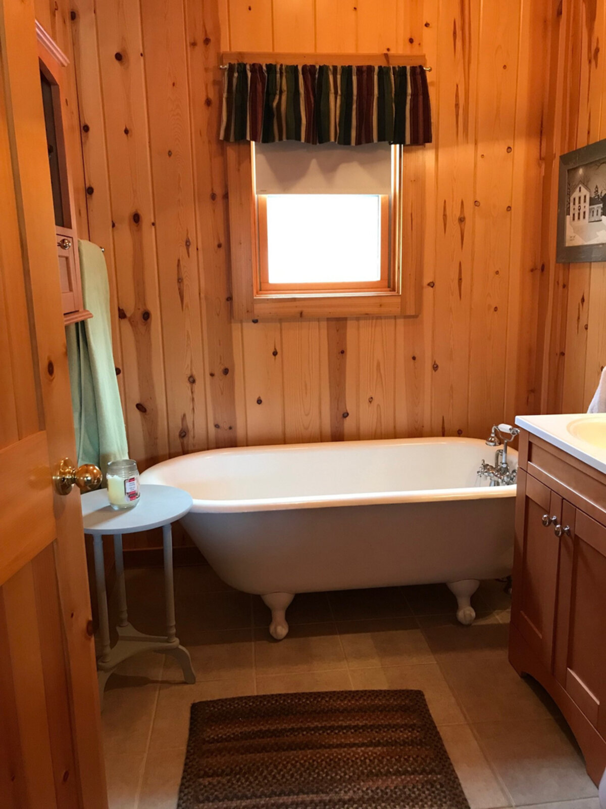 Claw foot bathtub